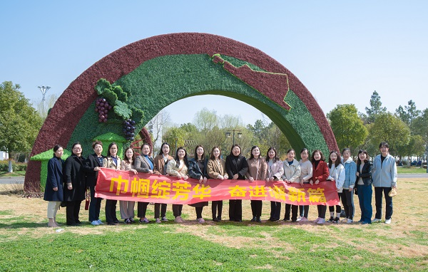 地產集團工會舉辦婦女節草莓采摘活動